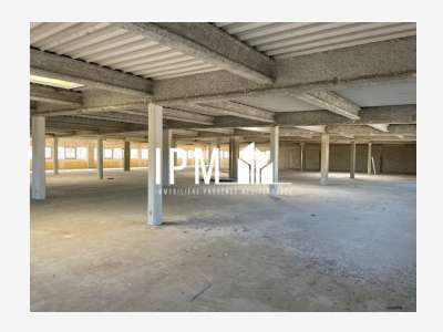 A louer local commercial 1119m² à Puget sur Argens