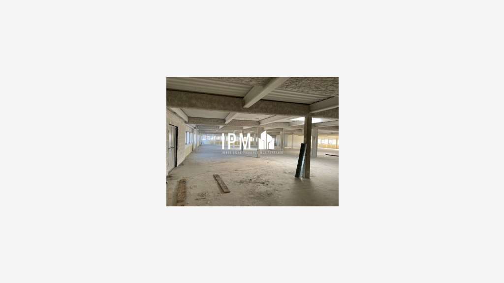 A louer local commercial 1119m² à Puget sur Argens