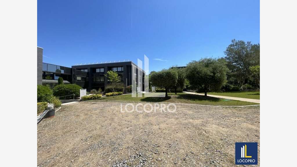 Bureaux rénovés de 1691m² à louer à Valbonne