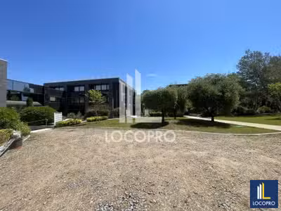 Bureaux rénovés de 1691m² à louer à Valbonne