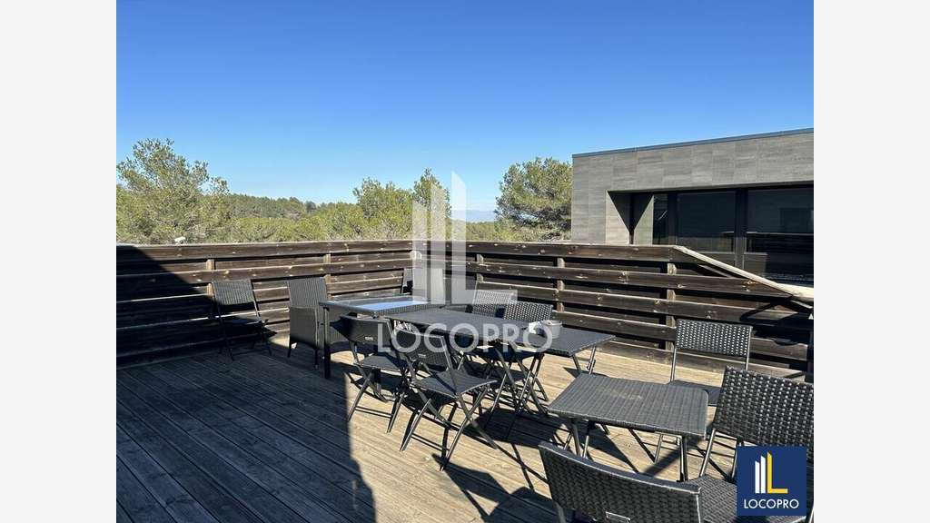 Bureaux rénovés de 1691m² à louer à Valbonne