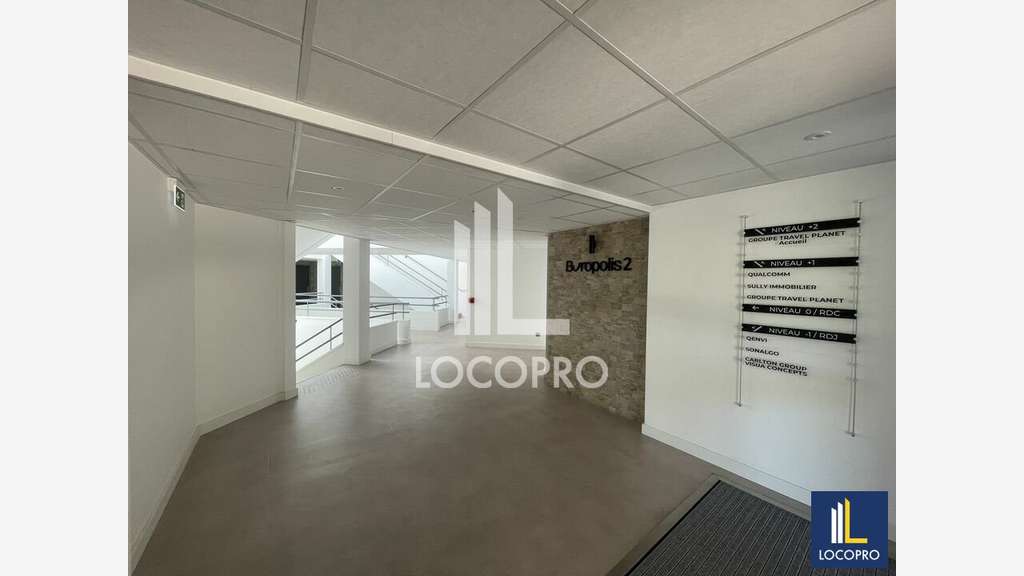 Bureaux rénovés de 1691m² à louer à Valbonne