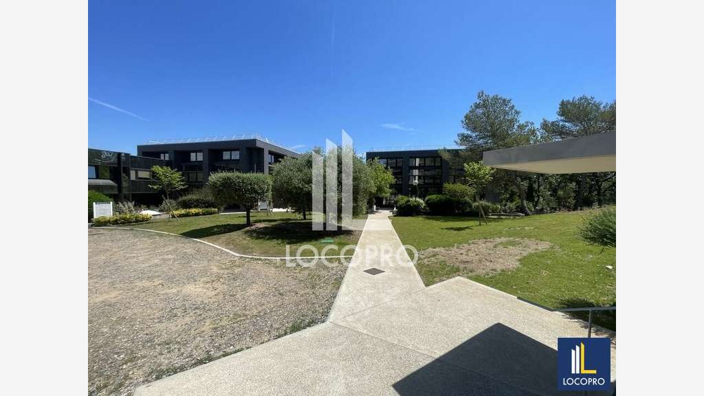 Bureaux rénovés de 1691m² à louer à Valbonne