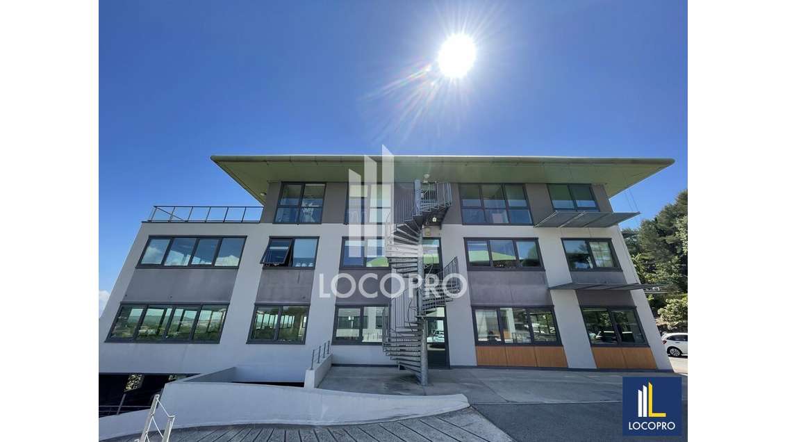 Bureaux lumineux de 222m² à louer à Valbonne