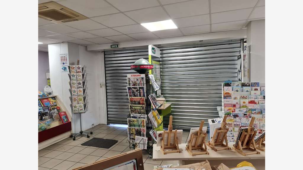 Vente FDC loto presse dans petit centre cial Alès