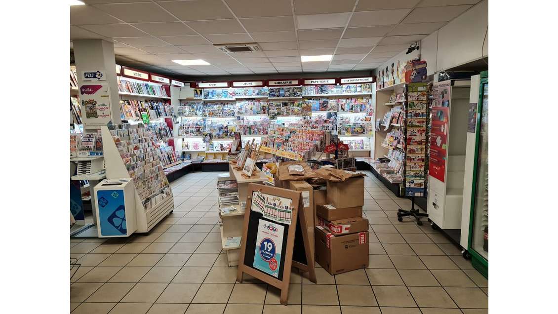 Vente FDC loto presse dans petit centre cial Alès