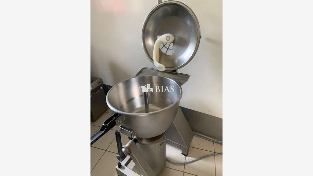 AV atelier de decoupe avec magasin particuliers 29