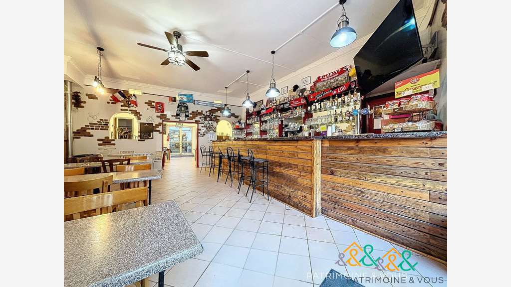 Bar restaurant, terrasse et logement de fonction