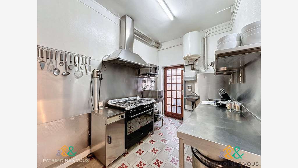 Bar restaurant, terrasse et logement de fonction