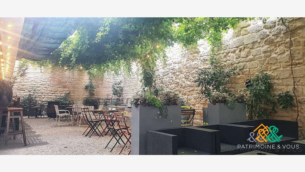 Bar restaurant, terrasse et logement de fonction