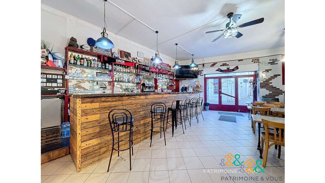 Bar restaurant, terrasse et logement de fonction