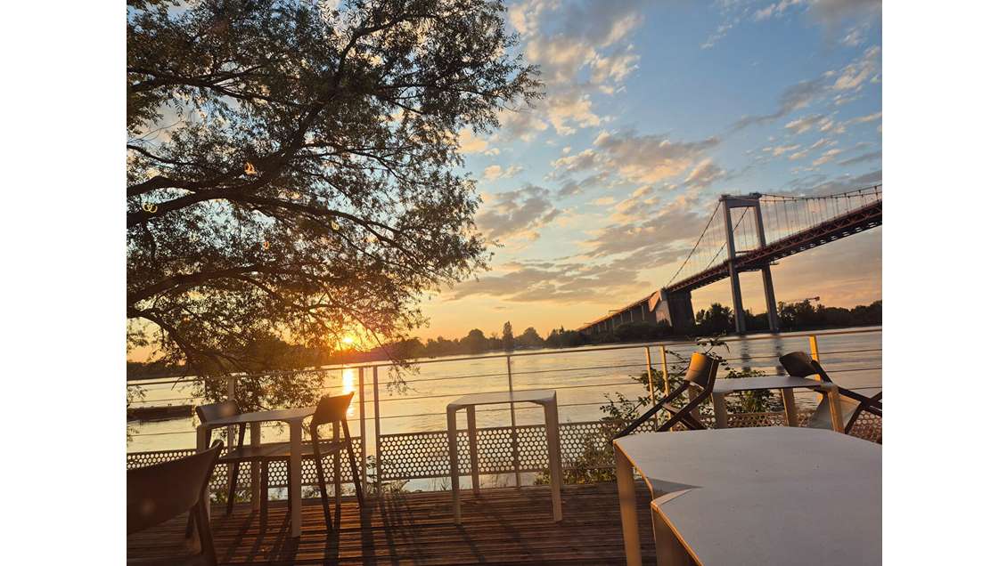 Cède brasserie licence IV bord de Garonne Bordeaux