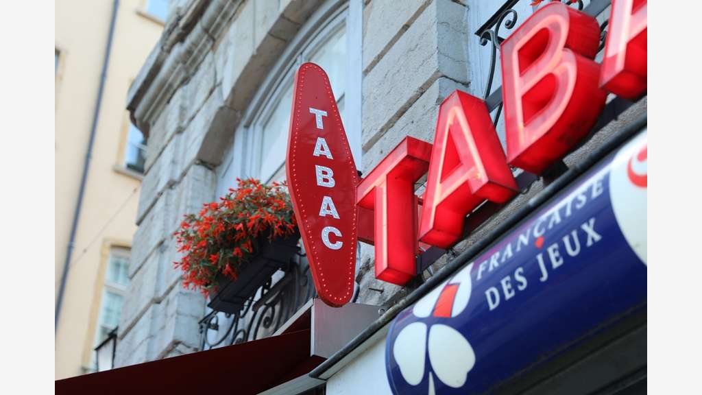 AV bar tabac FDJ en angle de rue sur Calais