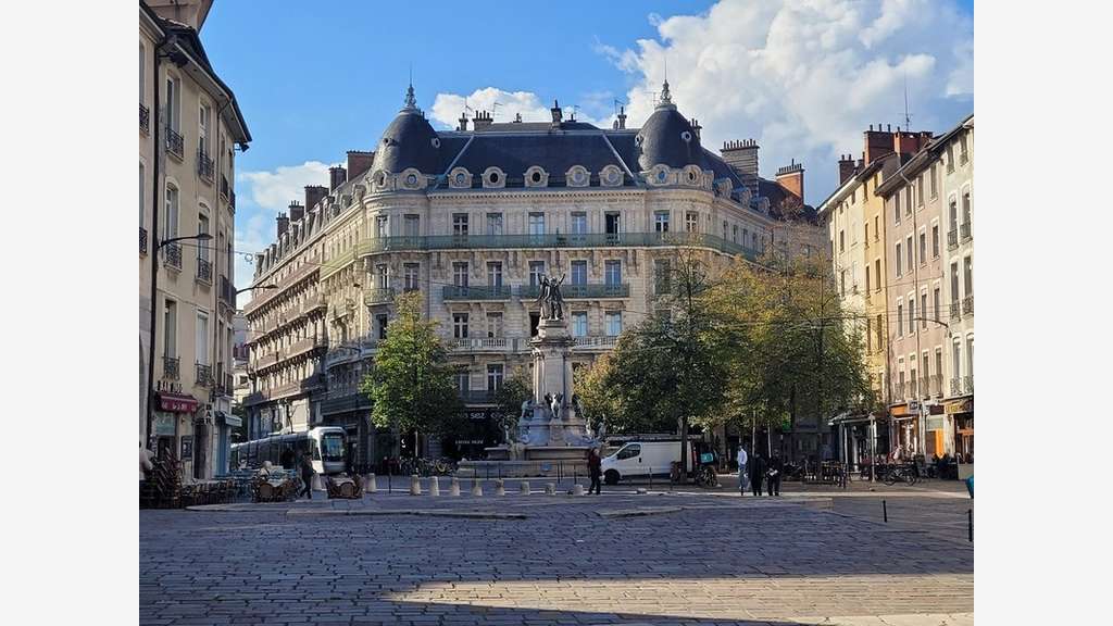 Cède bar de nuit licence IV dans le Vieux Grenoble