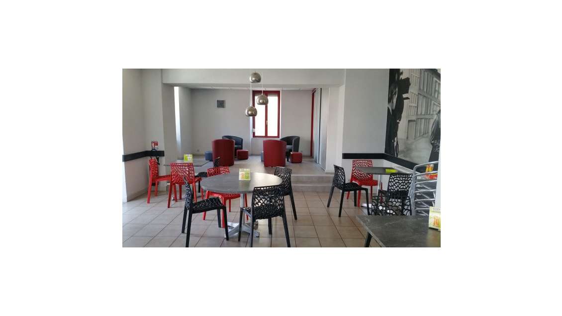 Cède bar snack 75m² terrasse grande visibilité 70