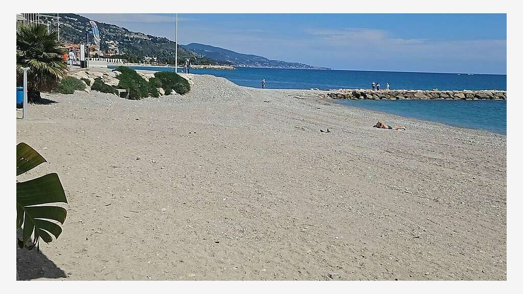 Emplacement de premier ordre en bord de plage.