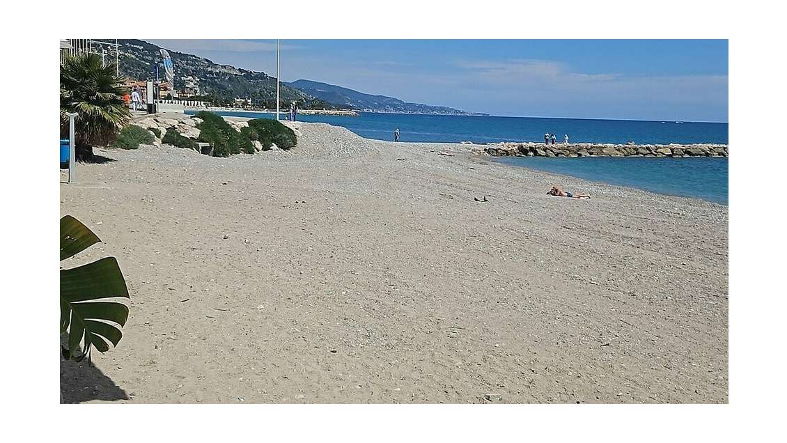 Emplacement de premier ordre en bord de plage.