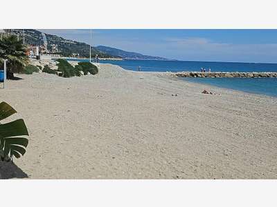 Emplacement de premier ordre en bord de plage.