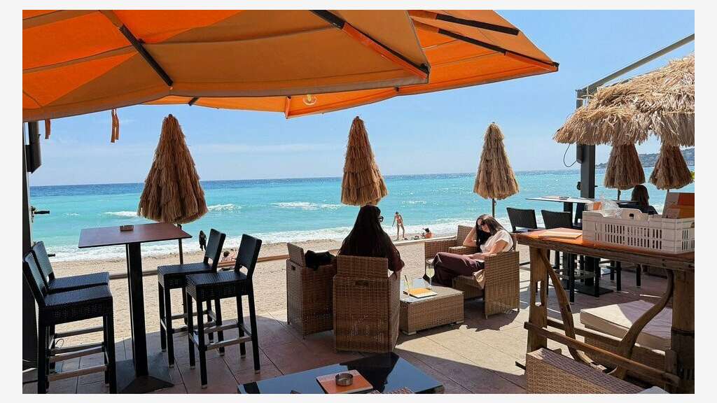 Emplacement de premier ordre en bord de plage.