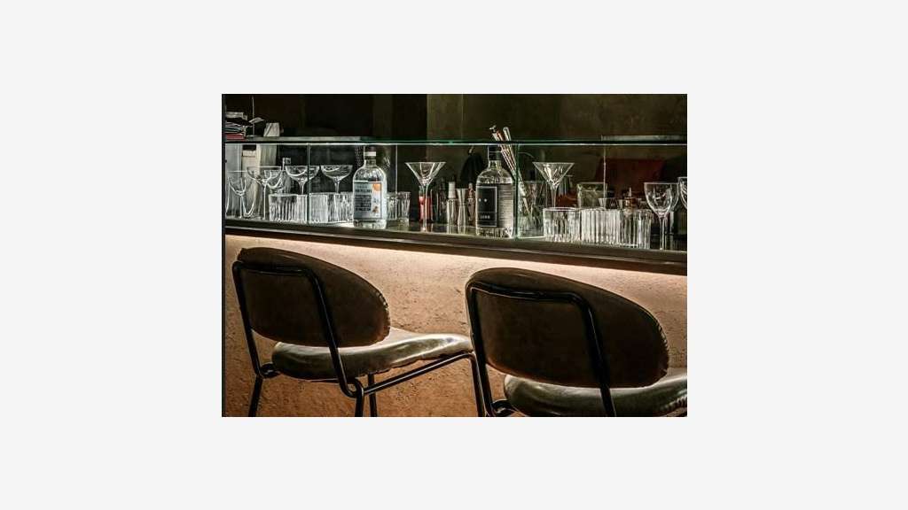 Bar, restaurant