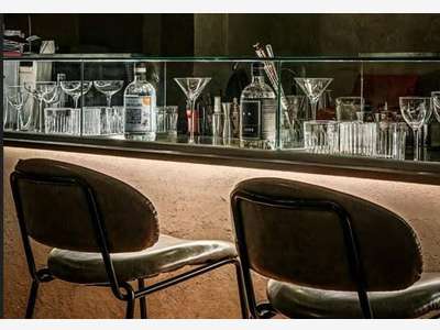 Bar, restaurant