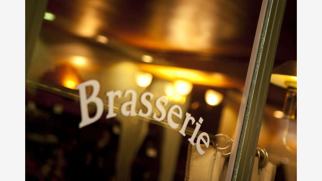 AV magnifique brasserie d'angle à Paris Jourdain