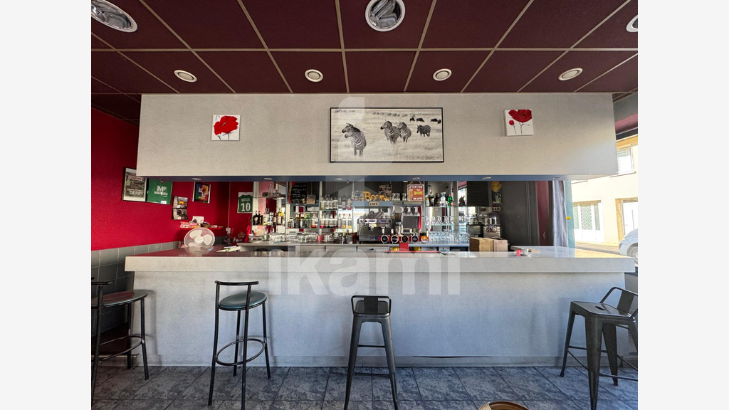 Cède bar snack 80m² bien placé au centre de Sarras