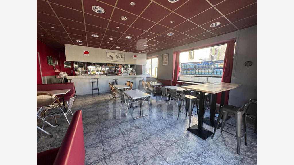 Cède bar snack 80m² bien placé au centre de Sarras