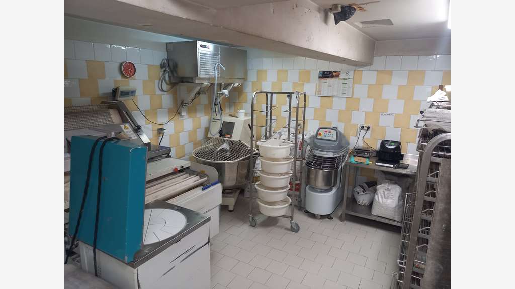 Boulangerie dans le centre-ville d'Oraison 04