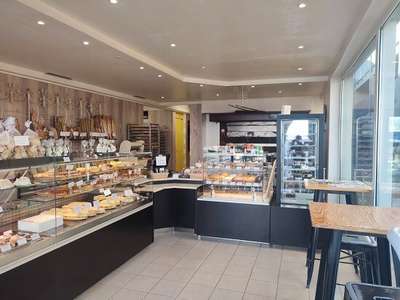 Boulangerie dans le centre-ville d'Oraison 04
