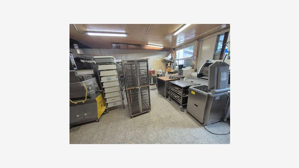 AV boulangerie proche autoroute dans le Revermont 