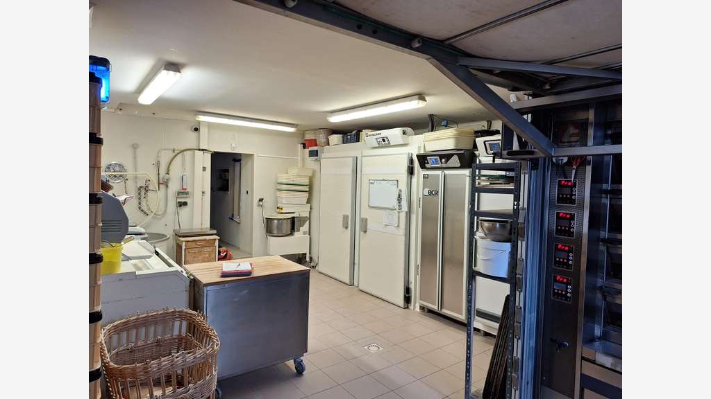 AV belle boulangerie rue très passagère 35