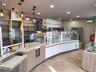 AV belle boulangerie rue très passagère 35