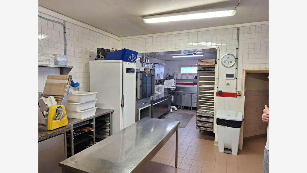 AV belle boulangerie rue très passagère 35