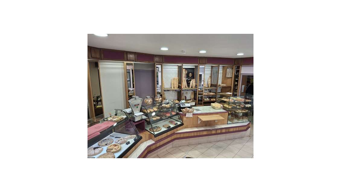 AV jolie boulangerie dans ville touristique du 05