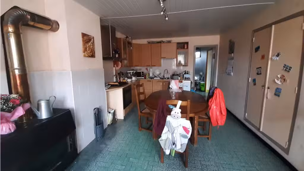 Vente jolie affaire de village + log proche Suisse