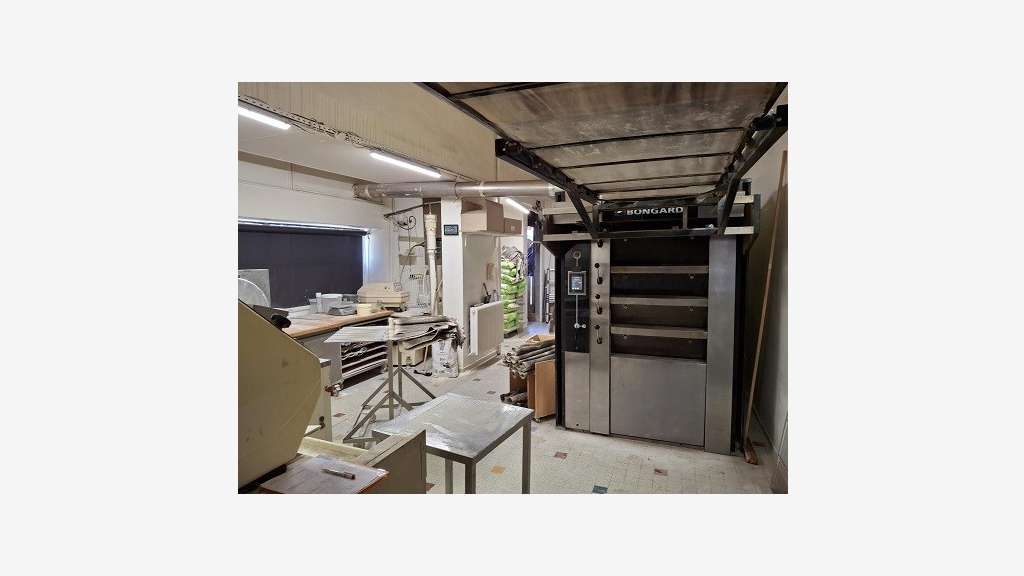 Boulangerie en angle de rue avec 2 entrées