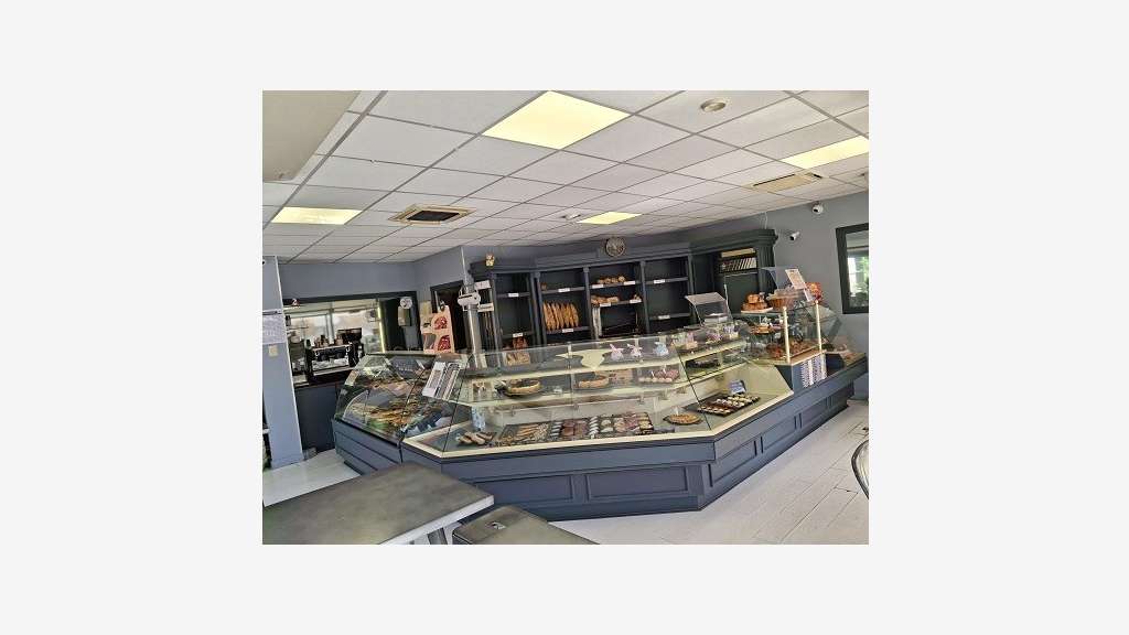 Boulangerie en angle de rue avec 2 entrées