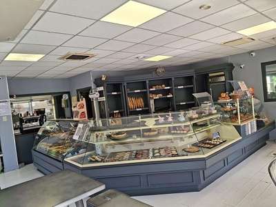 Boulangerie en angle de rue avec 2 entrées