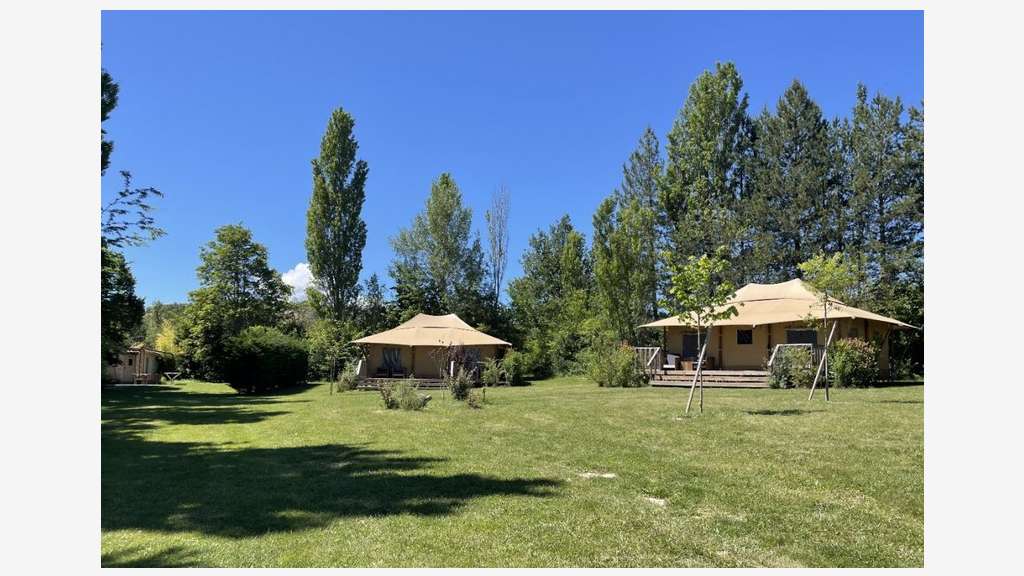 SUPERBE COMPLEXE DE GITES, CABANES, ET INSOLITES