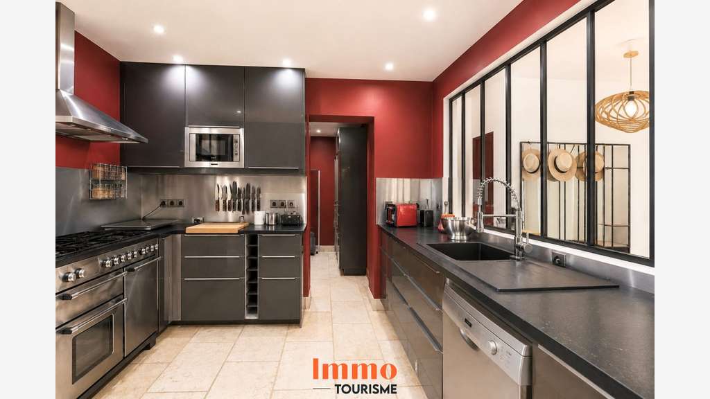 AV Domaine avec gîtes et maison principale à Grans