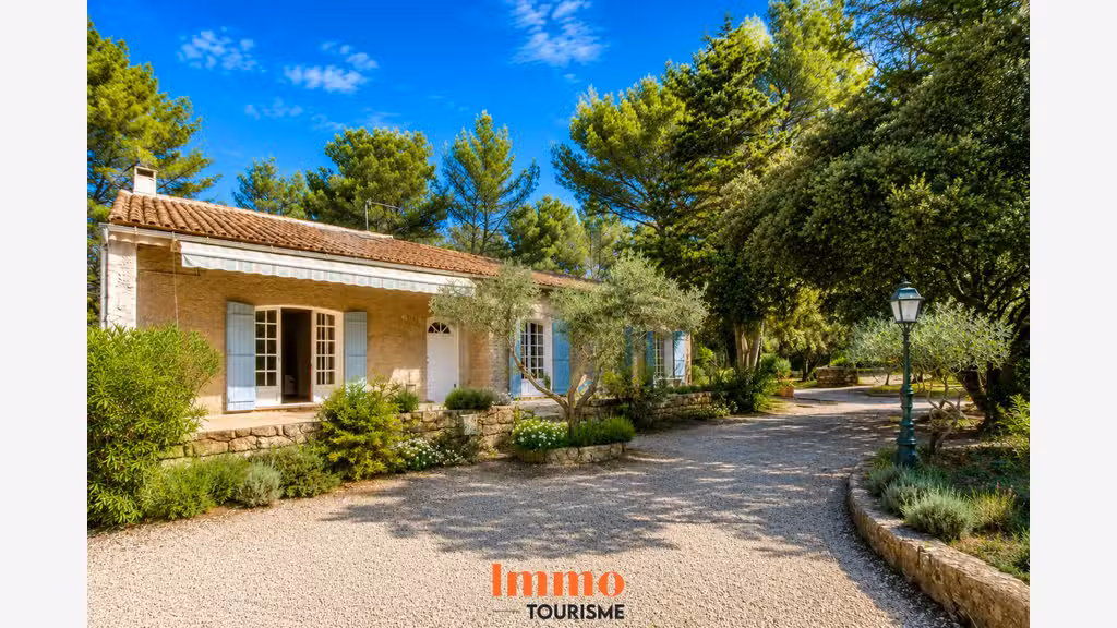 AV Domaine avec gîtes et maison principale à Grans