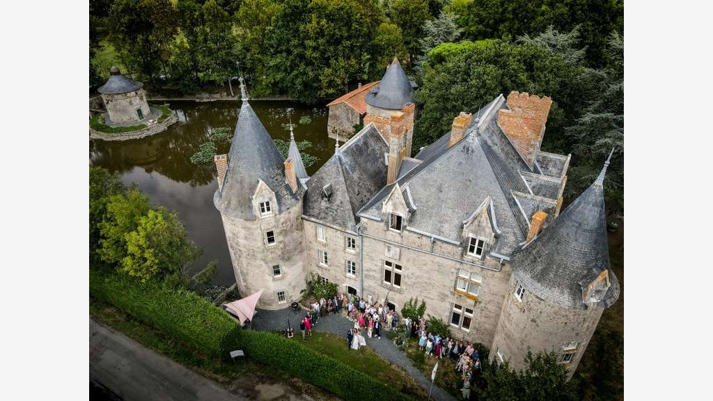 Magnifique Château Rénové avec Dépendances