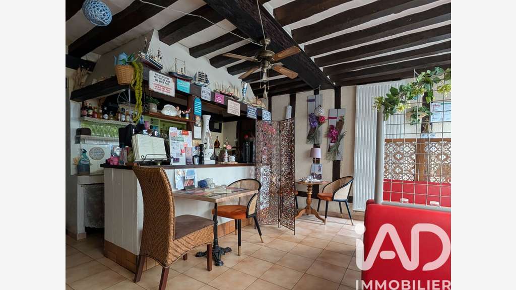 Vente crêperie dans rue piétonne du Vieux Mans