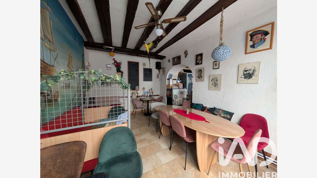 Vente crêperie dans rue piétonne du Vieux Mans