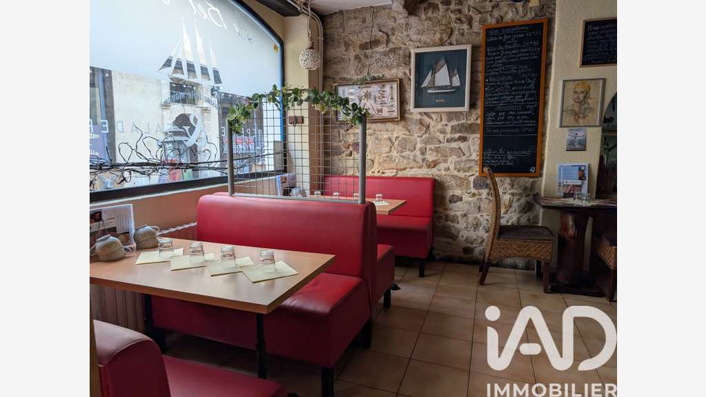 Vente crêperie dans rue piétonne du Vieux Mans
