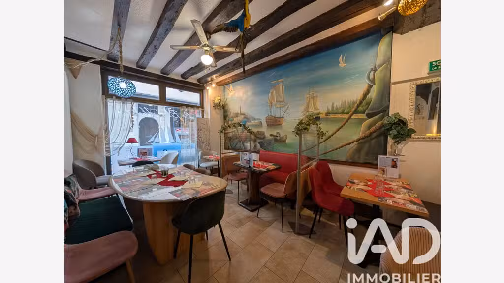Vente crêperie dans rue piétonne du Vieux Mans