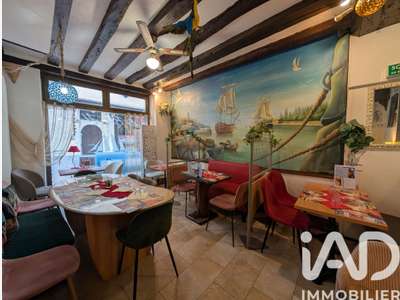 Vente crêperie dans rue piétonne du Vieux Mans