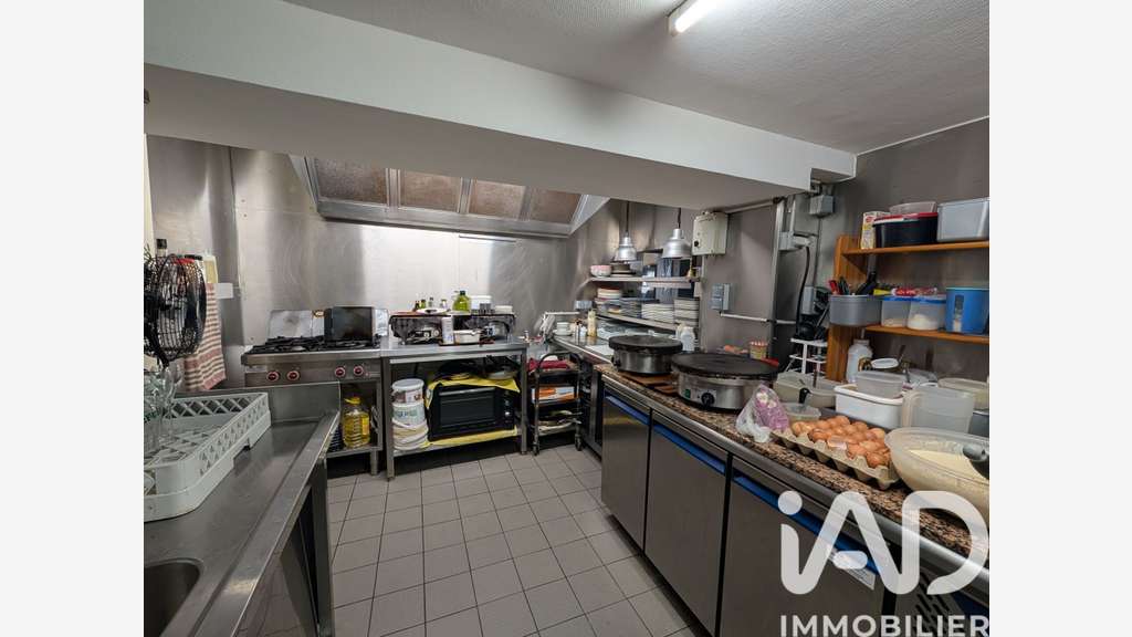 Vente crêperie dans rue piétonne du Vieux Mans