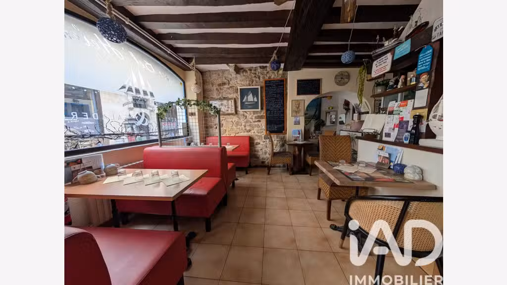 Vente crêperie dans rue piétonne du Vieux Mans